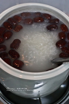 黑芝麻红枣仔米粥步骤4