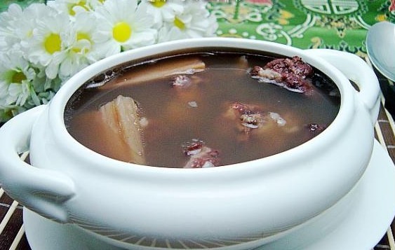 莲藕红枣黑豆排骨汤的做法