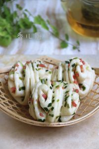 葱味香肠花卷的制作方法