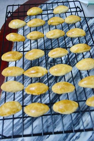 腰果小酥角怎么做？腰果小酥角的14步做法