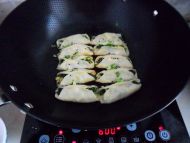 鸡蛋韭菜锅贴的制作教程