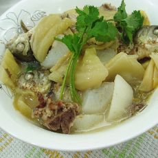 咸菜焖鲫鱼的做法