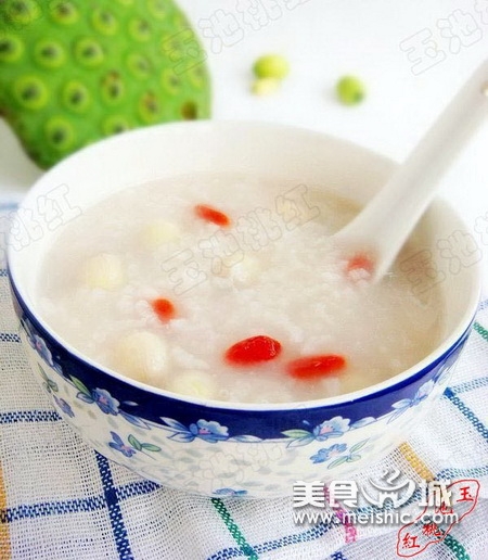 鲜莲子枸杞粥的做法