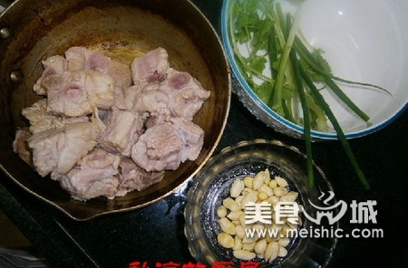 浓香排骨花生粥的做法