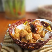 炸臭豆腐配自制蘸酱怎么做