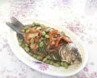 鲫鱼烧毛豆的做法