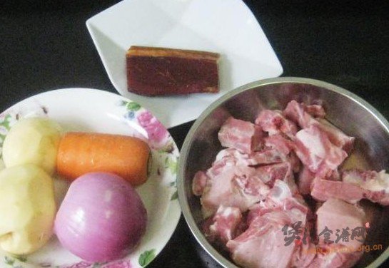 杂蔬腊肉排骨煲