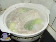 金针肥牛鲫鱼煲的做法