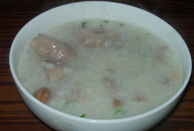鲫鱼猪蹄粥