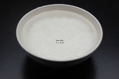 西兰花皮蛋粥的做法步骤2