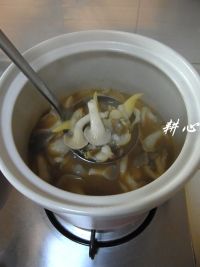 平菇螺蛳鲫鱼汤的做法