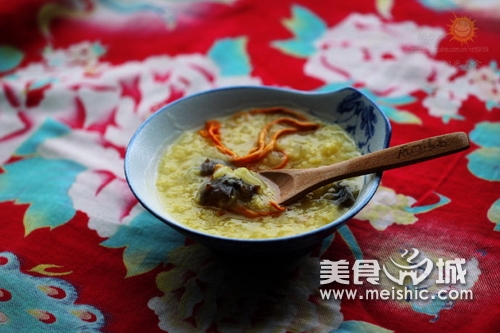 海参雪莲子煨黄米粥