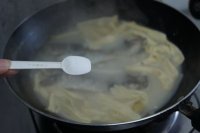 腐竹萝卜鲫鱼汤的做法