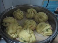 如何制作葱花南瓜花卷
