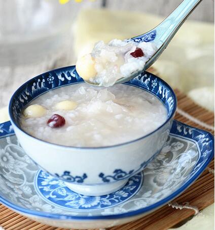 冰糖银耳莲子粥