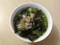 海带结排骨汤的做法