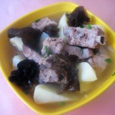 土豆木耳炖排骨的做法 土豆木耳炖排骨的做法