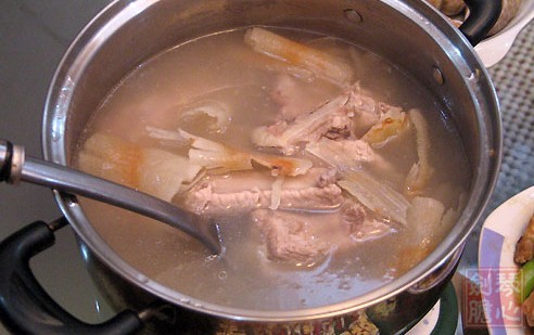 土茯苓排骨汤