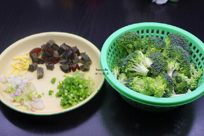 西兰花皮蛋粥的做法步骤4