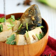 酱鲫鱼炖豆腐的做法 酱鲫鱼炖豆腐的做法
