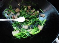 腊肉炒菠菜的做法