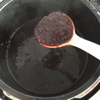 红糖黑糯米粥的做法步骤2