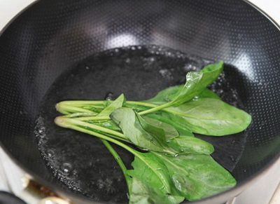 菠菜肉丁粥做法步骤3