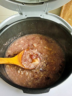 红豆薏仁菱角粥步骤3
