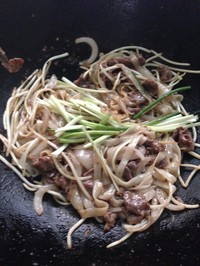 港式干炒牛河的家常做法