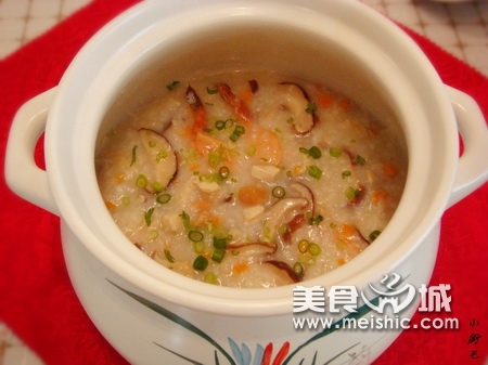 瑶柱嫩鸡香菇砂锅粥