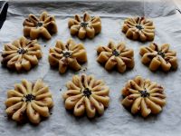 豆沙枣泥菊花酥的12步制作方法