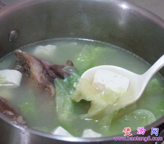 腊排骨煲豆腐汤