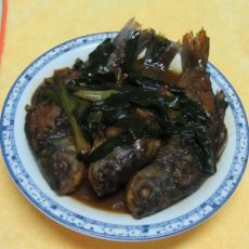 葱烧河鲫鱼的做法 葱烧河鲫鱼的做法