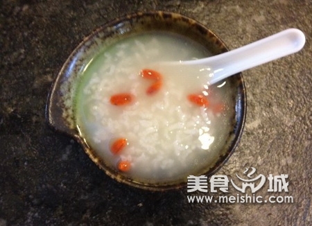 枸杞肉丝糯米粥