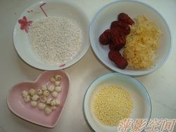 小米银耳莲子红枣糯米粥步骤1