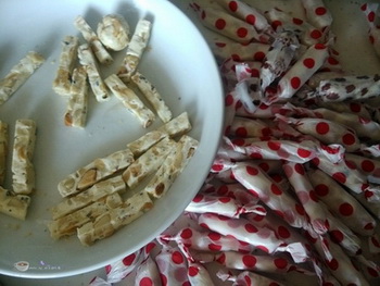 牛轧糖食谱：杏仁花生牛轧糖的9步做法