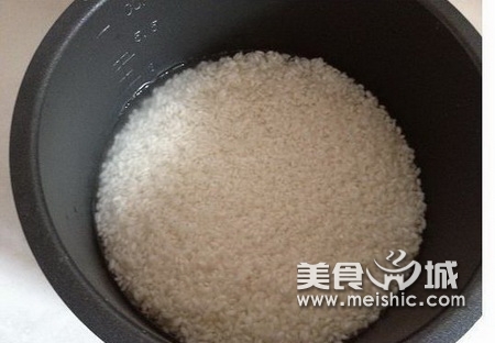 黄花菜瘦肉粥步骤2