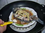 肉末清蒸鲫鱼的做法