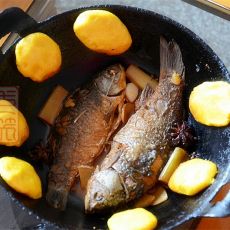 铁锅炖鱼贴饼子的做法 铁锅炖鱼贴饼子的做法