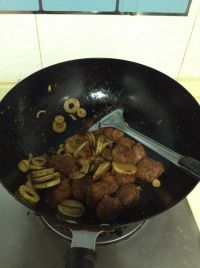 春笋炒萝卜丸子的做法