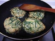 韭菜豆腐饼的做法