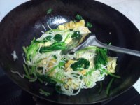 菠菜粉丝炒鸡蛋的做法