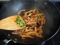 辣味腊肉焖春笋的做法