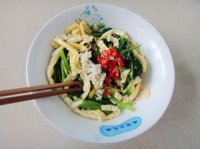 蛋丝拌菠菜的做法
