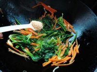 菠菜炒胡萝卜的做法