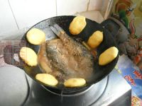 铁锅炖鱼贴饼子的做法