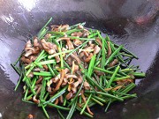 韭菜花炒鳝丝的做法
