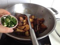 春笋土豆焖鸭肉的做法