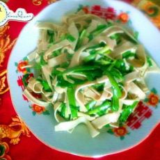 韭菜炒豆腐皮的做法