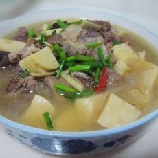 春笋炖排骨的做法